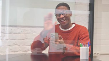 Çalışma Alanında Tablet 'te Video Sohbeti Yapan Yaşlı Yaşlı Kadın