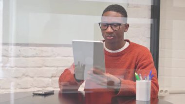 Afrikalı adamın dijital tablet üzerinde çalışan