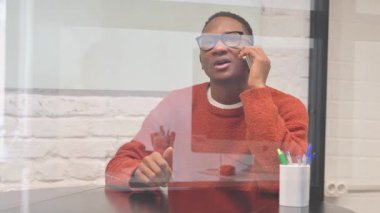 İş yerinde Telefonda Konuşan Afrikalı Adam