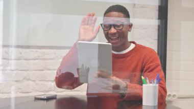 Afrikalı Adam Çalışma Alanında Tablette Video Sohbeti Yapıyor