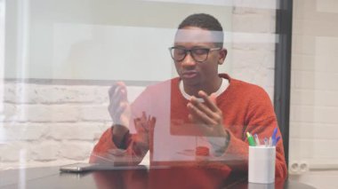 Gergin Afrikalı Adam Çalışma Alanında Sinirli ve Belirsiz Hissediyor