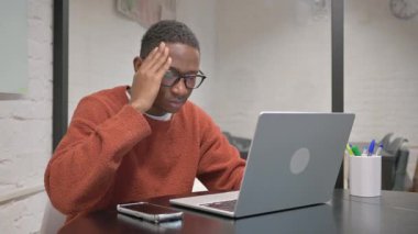 Başağrısı olan Afrikalı Amerikalı Laptop üzerinde çalışıyor