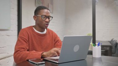 Sırt ağrısı olan Afrikalı Amerikalı Laptop üzerinde çalışıyor