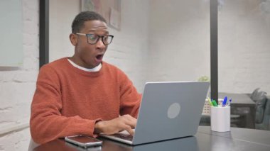 Afrikalı Amerikalı Adam Başarı Kutlaması Laptop üzerinde çalışıyor