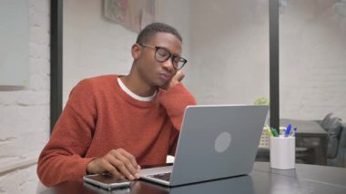 Laptop 'ta çalışırken uyuyan Afrikalı Amerikalı Adam