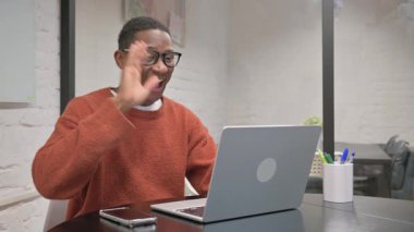 Çevrimiçi Video Sohbeti: Afrikalı Amerikalı Adam İş Başında