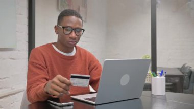 Çevrimiçi Alışveriş Başarısızlığına Afrikalı Amerikalı Adam Tepki Veriyor