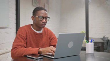 Ofisteki Kameraya Ciddi Bakan Afrikalı Amerikalı Adam