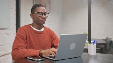 Ofisteki Kameraya Bakan Afrikalı Amerikalı Adam 'dan Baş Parmakla