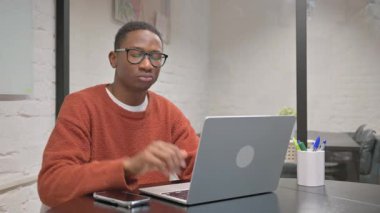 Ofisteki Kameraya Bakan Afrikalı Amerikalı Adam 'dan Başparmaklar Aşağı