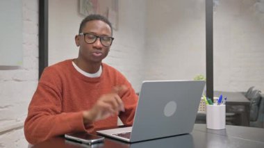 Ofisteki Kameraya Bakarken Reddeden Afro-Amerikalı Adam