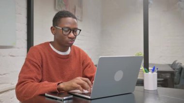 Ofisteki Kameraya Bakarken Şaşırmış Afrikalı Amerikalı Adam Heyecanlı