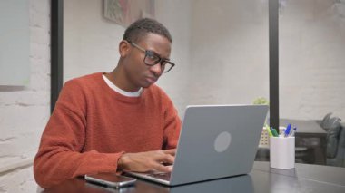 Afrikalı Amerikalı Adam Çalışma Alanında Öfkeli ve Gergin Hissediyor