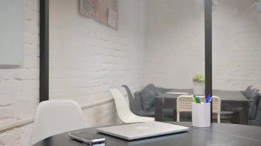 Laptop açıldıktan sonra Afrikalı Amerikalı Adam Çalışma Alanına geliyor