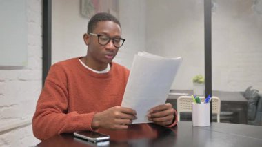 Heyecanlı Afrikalı Amerikalı Adam Yeni Raporu Kutluyor