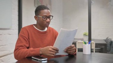 Çalışma Alanında Belgeleri Okuyan Afrikalı Amerikalı Adam 'ın Evrakları