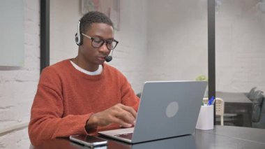 Kulaklıklı Afrikalı Amerikalı Laptop ile Video Sohbeti Yapıyor