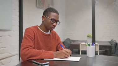 Afrikalı Amerikalı Adam Çalışma Alanında Mektup Yazıyor