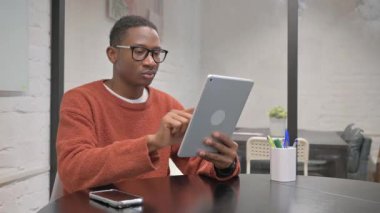 Dijital Tablet Üzerinde Çalışan Afrikalı Amerikalı Adam