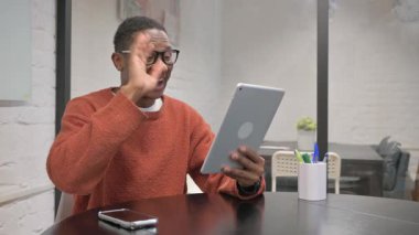 Afrikalı Amerikalı Adam Çalışma Alanında Tablet 'te Video Sohbeti Yapıyor