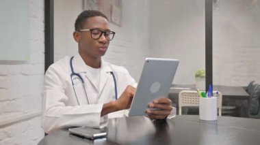 Dijital Tablet üzerinde çalışan Afrikalı Erkek Doktor