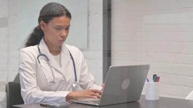 Laptopta yazan Afrikalı Genç Doktor