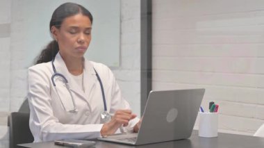 Afrikalı Genç Doktor Klinikteki Kamerada Gülümsüyor