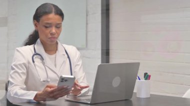 Klinikte Genç Afrikalı Doktor Telefon ve Laptop Kullanıyor
