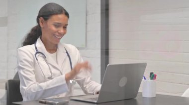 Afrikalı Genç Doktor Video Sohbetinde Hastayla Konuşuyor