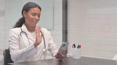 Online Video Sohbeti: Afrikalı Genç Doktor Klinikte Telefonda