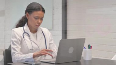 Hastanede baş ağrısı olan Afrikalı genç bir doktor.