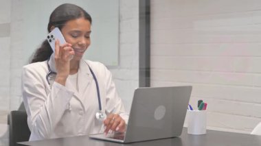 Klinikte Konuşan Afrikalı Genç Doktor