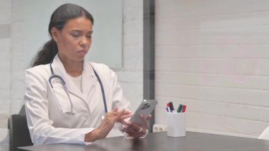 Klinikte Genç Afrikalı Doktor Mesaj Yazıyor