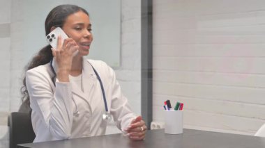 Klinikte Konuşan Afrikalı Genç Doktor