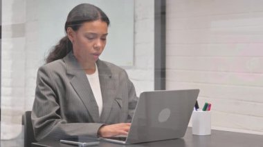 Afrikalı İş Kadını Çalışma Alanında Dizüstü bilgisayarda Yazıyor