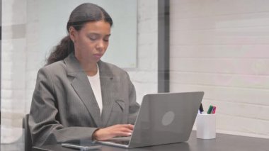 Afrikalı İş kadını Sırt Yorgunluğu ve İş Başı Çekiyor