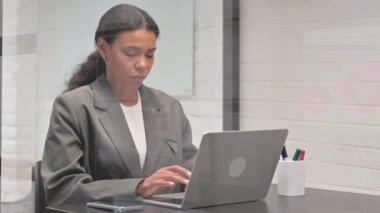 Öksüren Afrikalı İş Kadını İşyerinde Kendini Kötü Hissediyor