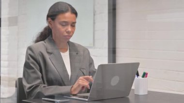 Gülümseyen Afrikalı İş Kadını Çalışma Alanındaki Kameraya Bakıyor