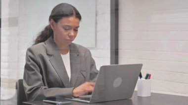 Afrikalı İş kadını Ofisteki Kameraya Bakıyor