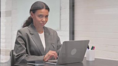 İş yerinde reddedilen Afrikalı İş kadınını reddetmek