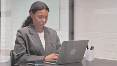 Ofisteki Kamerayı Gösteren Afrikalı İş Kadını Seçimi