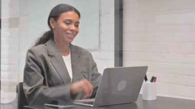 Afrikalı İş Kadını 'ndan Müşterilerle Çevrimiçi Video Sohbeti