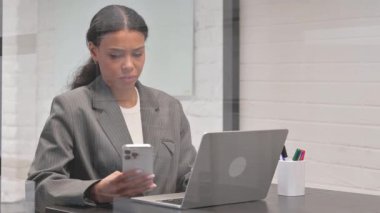 İş için Çoklu Sayısal Aygıt Kullanan Afrikalı İş Kadını