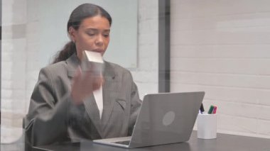 Çalışma Alanındaki Afrikalı İş Kadınları Müşterisiyle Telefon Görüşmesi