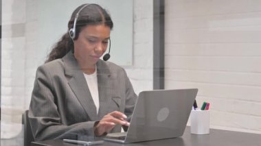 Çağrı Merkezi 'nde kulaklığı olan gülümseyen Afrikalı Kadın