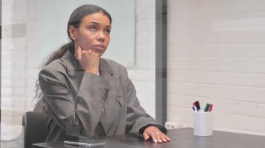 Düşünceli Afrikalı İş kadını Proje için Beyin Fırtınası