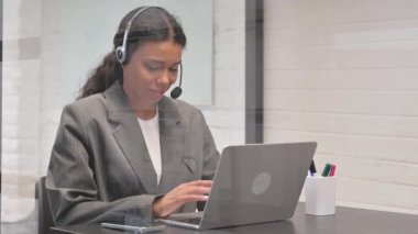 Çağrı Merkezi 'nde kulaklığı olan Afrikalı Kadın' dan tebrikler.