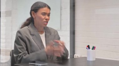 Öfkeli Afrikalı İş Kadını Çalışma Alanında Gerginlik Duyuyor