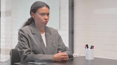 Afrikalı İş kadını Sırt Yorgunluğu ve Acı çekiyor