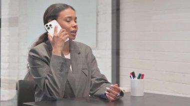 Afrikalı İş kadını Müşteriyle telefonda konuşuyor